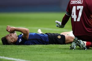 Lautaro Martínez se lamenta en el piso por el gol que se acaba de perder