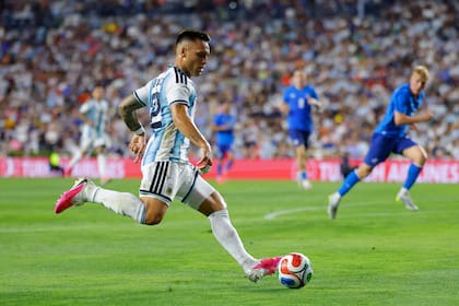 Lautaro Martínez tuvo varias chances, pero no pudo convertir; sí provocó el penal que Lionel Messi cambió por gol.