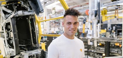 Lautaro Martínez viajó a Bologna, visitó la línea de producción de Lamborghini y se llevó un Urus