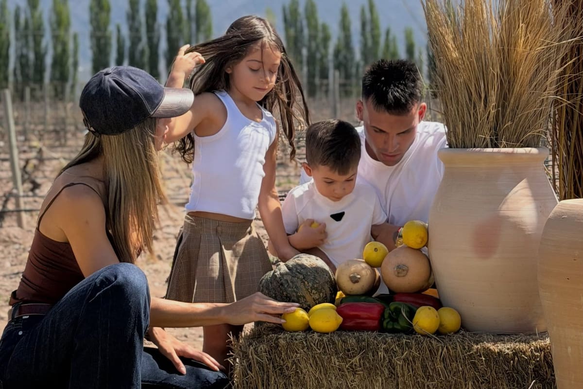 Lautaro Martínez y Agustina Gandolfo con sus hijos en Coraje Mendoza