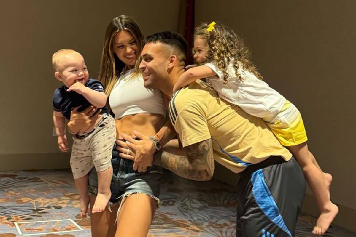 Lautaro Martínez y Agustina Gandolfo junto a sus hijos antes del debut en la Copa América