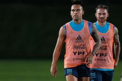 Lautaro Martínez y Alexis Mac Allister en el entrenamiento de la selección Argentina en la Universidad de Qatar, Doha