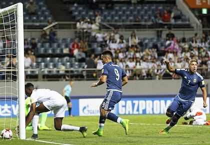 Lautaro Martínez y el Chelo Torres, la pareja goleadora ante Guinea