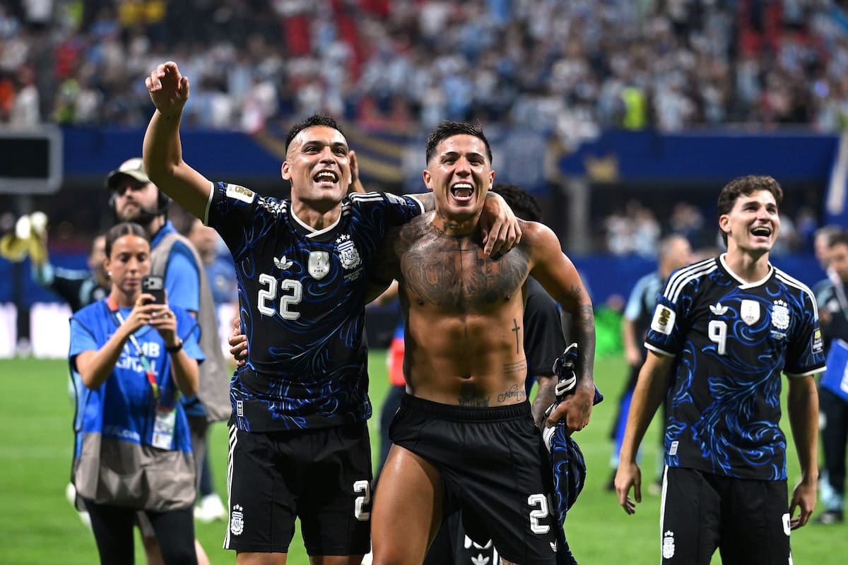 Lautaro Martínez y Enzo Fernández, los autores de los goles argentinos, celebran una clasificación inolvidable (Photo by Shaun Botterill / GETTY IMAGES NORTH AMERICA / Getty Images via AFP)