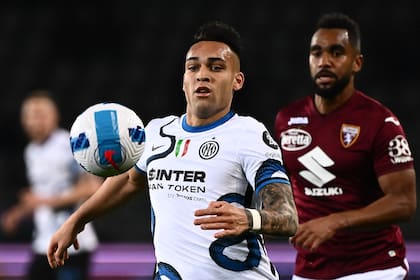 Lautaro Martínez y Koffi Djidji luchan por la pelota durante el partido de Serie A italiana entre Inter y Torino
