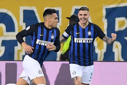 Lautaro Martínez y Mauro Icardi celebrando la victoria de Inter frente a Parma por 1-0