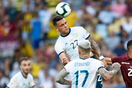 Lautaro Martínez y Nicolás Otamendi