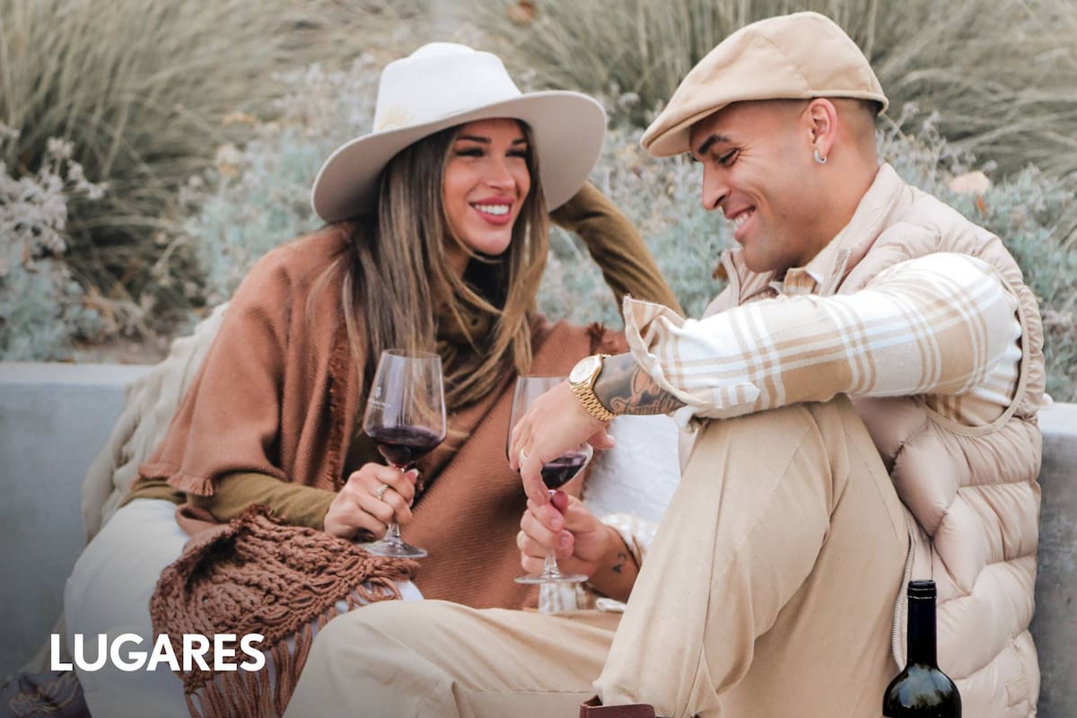 Lautaro Martínez y su esposa, Agustina Gandolfo, en la finca de Las Compuertas
