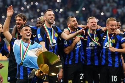 Lautaro Martínez y sus compañeros del Inter de Milán celebran la conquista de su 20mo scudetto en la Serie A italiana en el estadio San Siro, el domingo 19 de mayo de 2024. (Spada/LaPresse vía AP)