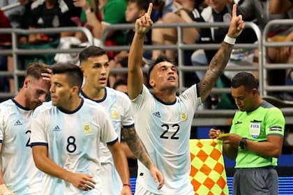 Lautaro Martínez y un festejo típico, después de su tercer gol.