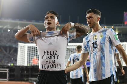 Lautaro Martinez y un saludo especial en el festejo de su gol frente a Colombia.