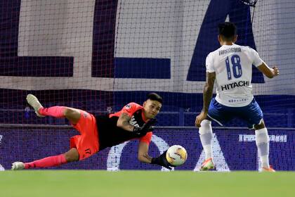 Lautaro Morales, de Lanús ataja el disparo de penal de Cristian Tarragona, de Vélez, durante el partido de semifinal que disputan por la Copa Sudamericana.