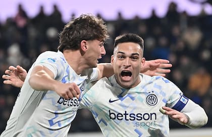 Lautaro recibe el abrazo de Esposito, que le dio la asistencia para el gol