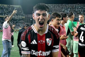 Lautaro Rivero celebra la clasificación de River luego de eliminar a Racing en la Copa Argentina: el defensor fue convocado por Scaloni para la selección