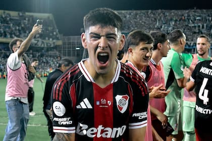 Lautaro Rivero celebra la clasificación de River luego de eliminar a Racing en la Copa Argentina: el defensor fue convocado por Scaloni para la selección