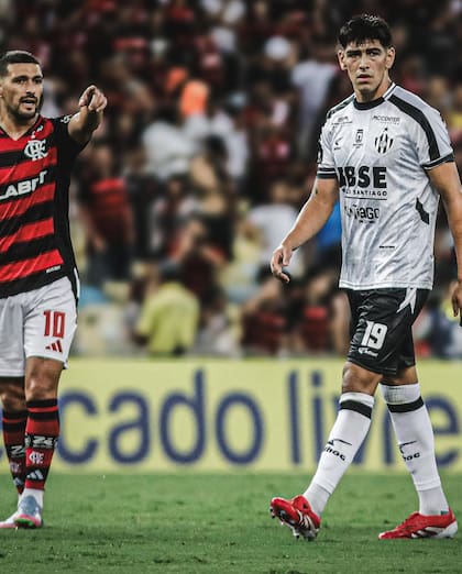 Lautaro Rivero con De Arrascaeta, volante uruguayo de Flamengo, en el histórico triunfo de Central Córdoba por 2-1, en el Maracaná, por la Copa Libertadores 2025