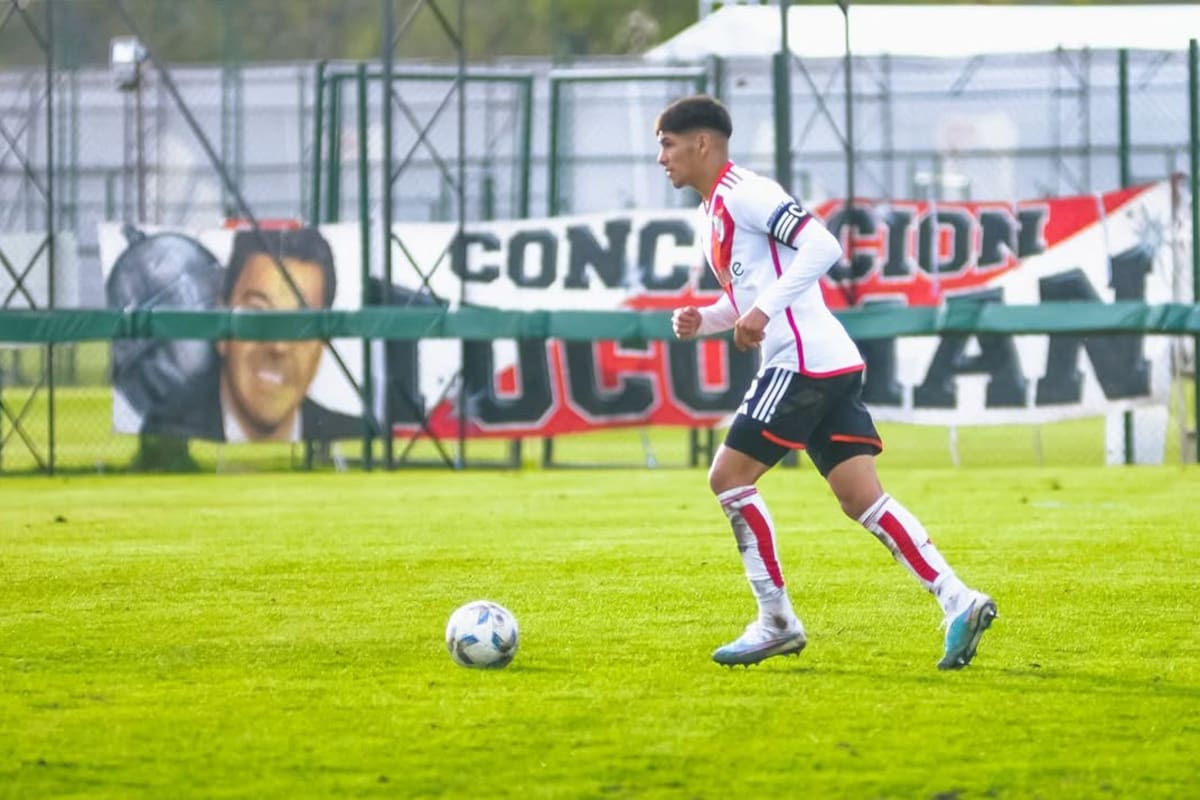 Lautaro Rivero, con una bandera donde aparece la imagen de Gallardo de fondo, en un partido de la reserva; el defensor regresó antes de Central Córdoba por sus buenos rendimientos en la Libertadores 2025