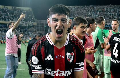 Lautaro Rivero, de festejo al eliminar a Racing