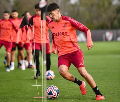 Lautaro Rivero en acción en uno de los entrenamientos con River previos a viajar al Mundial de Clubes; se destacó en Central Córdoba y Gallardo anticipó su regreso