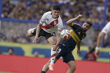Lautaro Rivero (River) y Milton Giménez (Boca), durante el último superclásico, disputado en la Bombonera; es el partido del torneo argentino que más interés despierta en el exterior