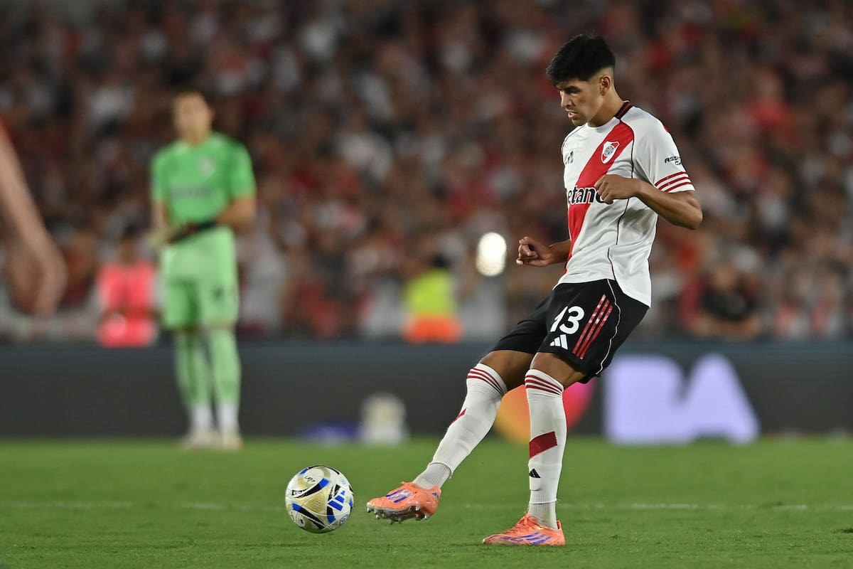 Lautaro Rivero sería titular este sábado frente a Tigre; el central zurdo es clave en el esquema de Marcelo Gallardo