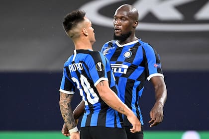 Lautaro y Lukaku chocan el pecho en un festejo; integran una pareja ofensiva que llevó a Inter a las semifinales de la Europa League