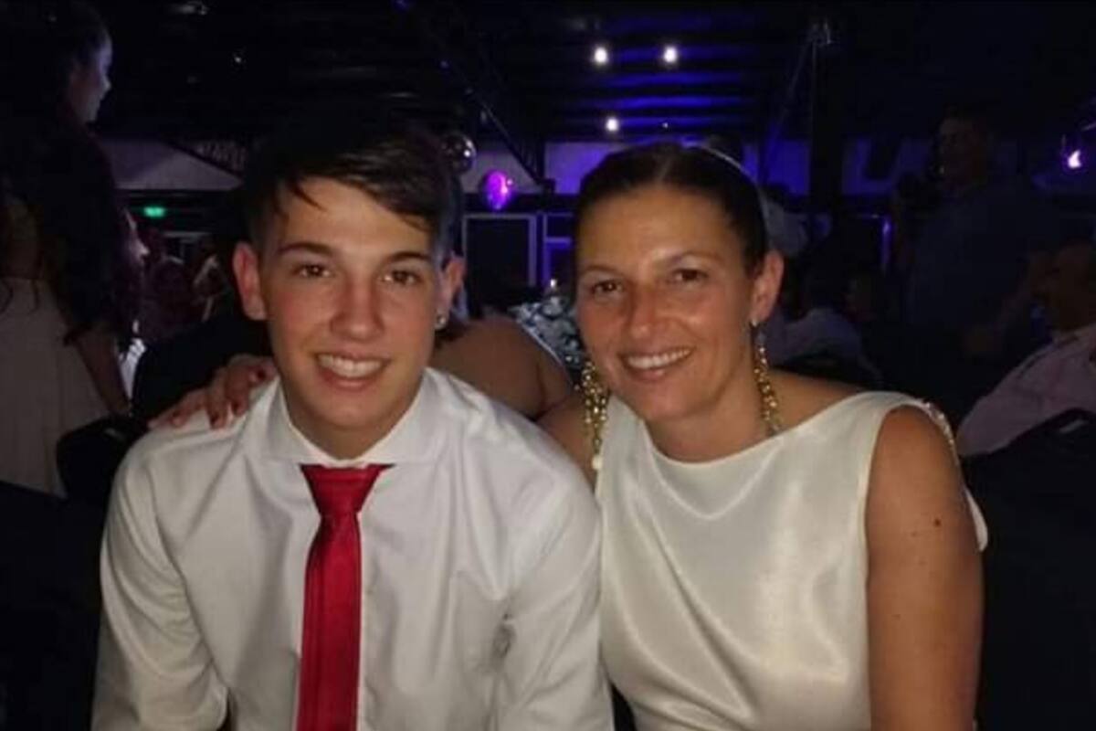 Lautaro y su mamá Gabriela, durante su fiesta de egresados