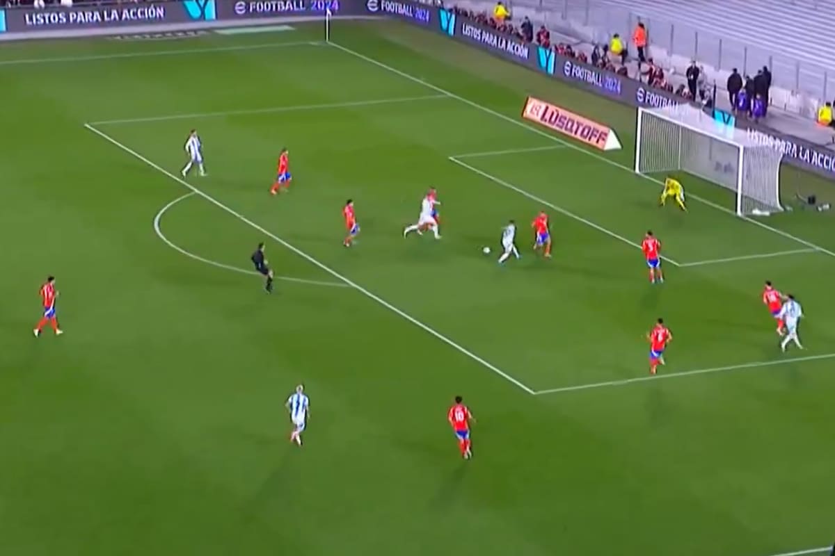 Lautaro ya dejó pasar el centro de Julián y Alexis se apronta a convertir el 1 a 0 argentino ante Chile