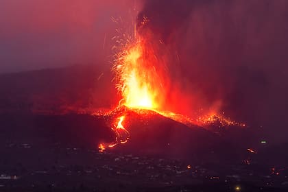 Lava de un volcán en erupción fluye en la isla de La Palma, en Islas Canarias, España, el martes 21 de septiembre de 2021. La erupción podría durar tres meses, según indicaron expertos el miércoles 22 de septiembre. (AP Foto/Emilio Morenatti)