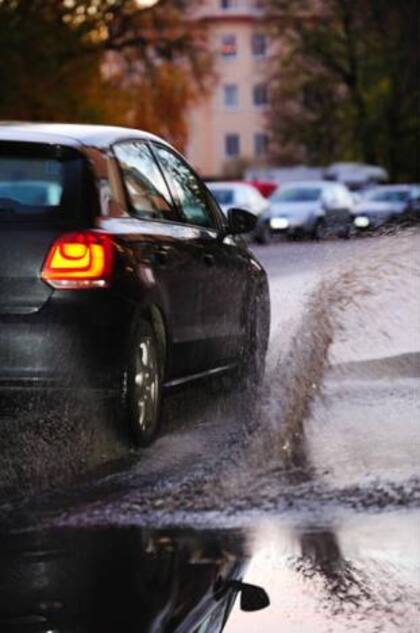 Lavá el auto al menos una vez a la semana, el jabón es necesario para que el agua de lluvia no dañe la carrocería.
Foto: iStock