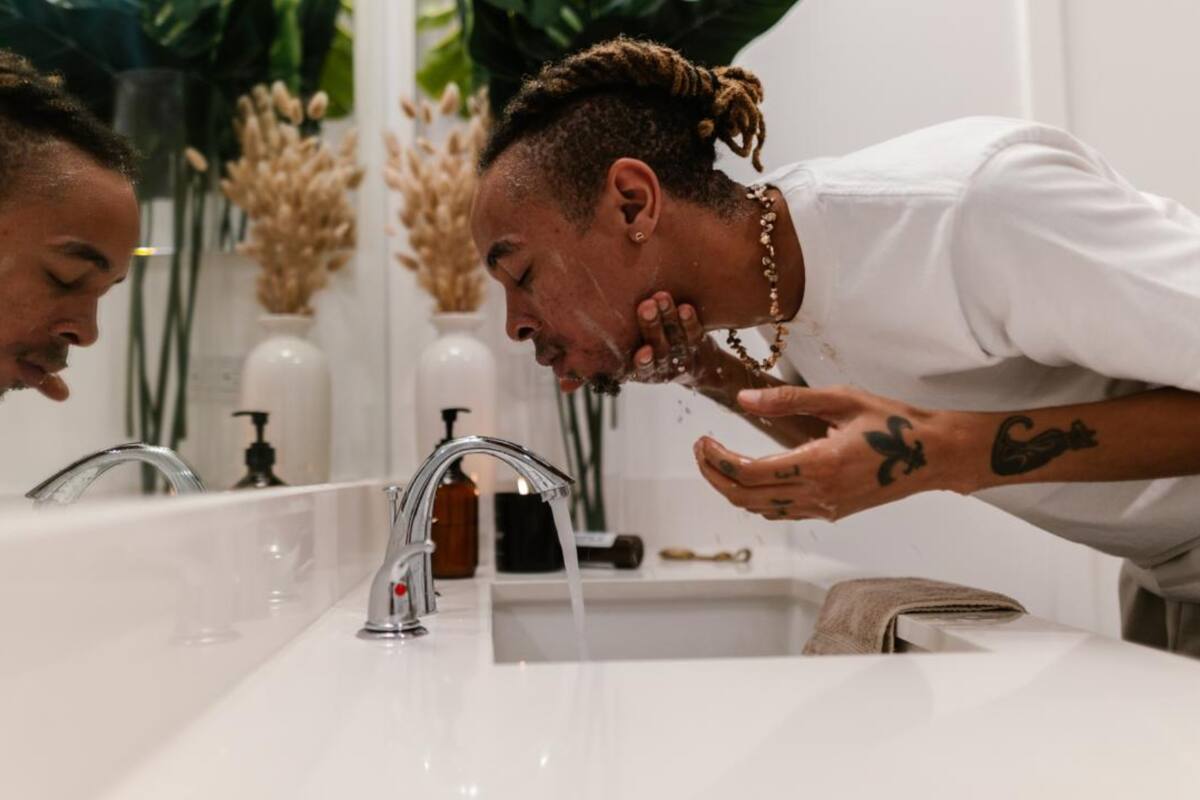 Lavado de cara: ¿cuándo es recomendable limpiar el rostro con agua fría o tibia? (Foto: RDNE Stock project. Pexels)