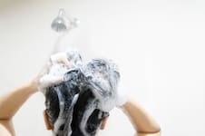 Qué es el lavado inverso y por qué los expertos recomiendan cambiar el orden del shampoo y el acondicionador