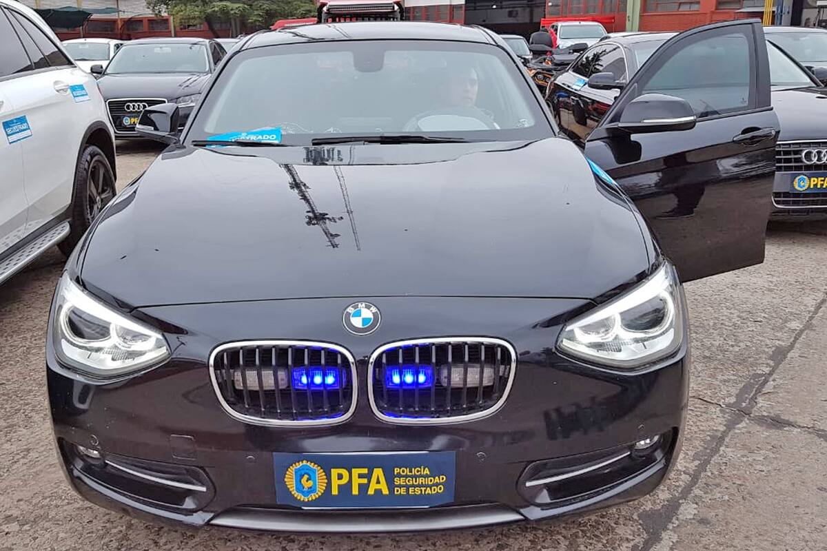 Lavado premium: secuestran un BMW blindado, con sirena y luces policiales
