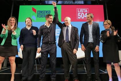 Lavagna, anoche, levanta el brazo de su candidato porteño, Matías Tombolini