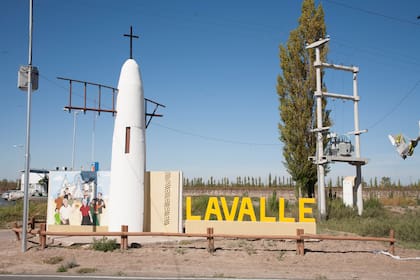 Lavalle, Mendoza. A 36 km de la capital, por la ruta 40, representa una síntesis de los baluartes culturales de los huarpes que habitaron la región: la iglesia de Huanacache, reconstruida en 1860; los murales dedicados a la vitivinicultura y la producción frutícola y las vías del tren que tanto significaron para la localidad.