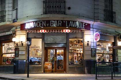 Lavalle y Rodríguez Peña: una esquina clásica en la que vuelve a brillar el histórico bar