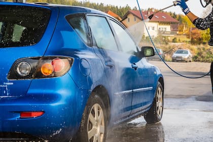 Lavar automóviles no es tan sencillo como parece; requiere de mucho cuidado