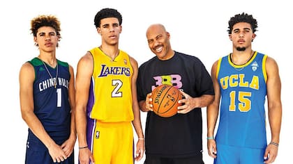 LaVar Ball con sus 3 hijos (Lonzo, LiAngelo y LaMelo)
