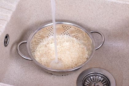 Lavar el arroz antes de cocinarlo podría reducir la presencia de metales pesados
