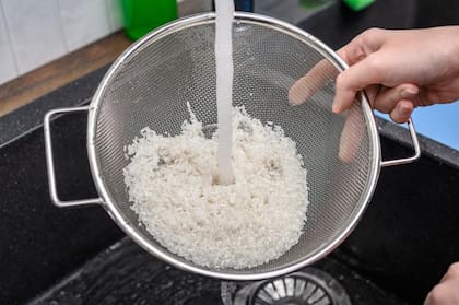 Lavar el arroz ayuda a reducir el contenido de microplásticos hasta en un 40%. Pero no los elimina del todo
