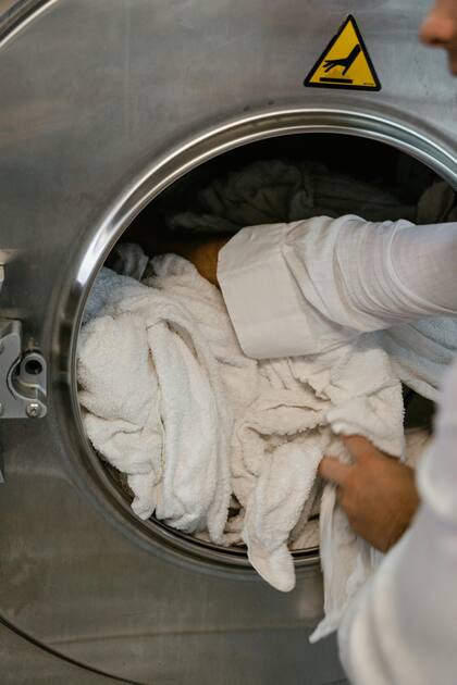 Lavar ropa puede ser costoso debido a los niveles de agua y energía que se utilizan (Pexels/Tima Miroshnichenko)