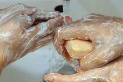 Ingredientes como triclosán y triclocarbán pueden causar efectos adversos como fiebre y alergias