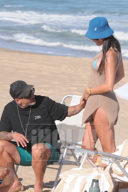 Lavezzi acaricia la pancita de su novia, que está embarazada de cinco meses. Tiempo atrás, el ex jugador la acompañó a su Córdoba natal para contarle a su madre la buena nueva.