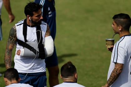 Lavezzi con el yeso durante la práctica en Houston