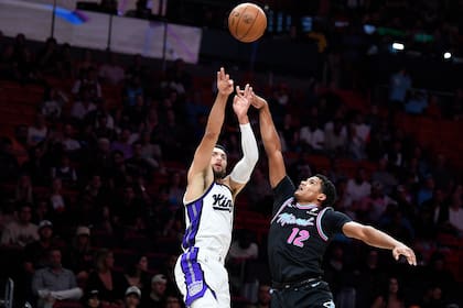 LaVine anota 42 puntos; Kings vencen a Heat 127-111 y rompen racha de cuatro derrotas