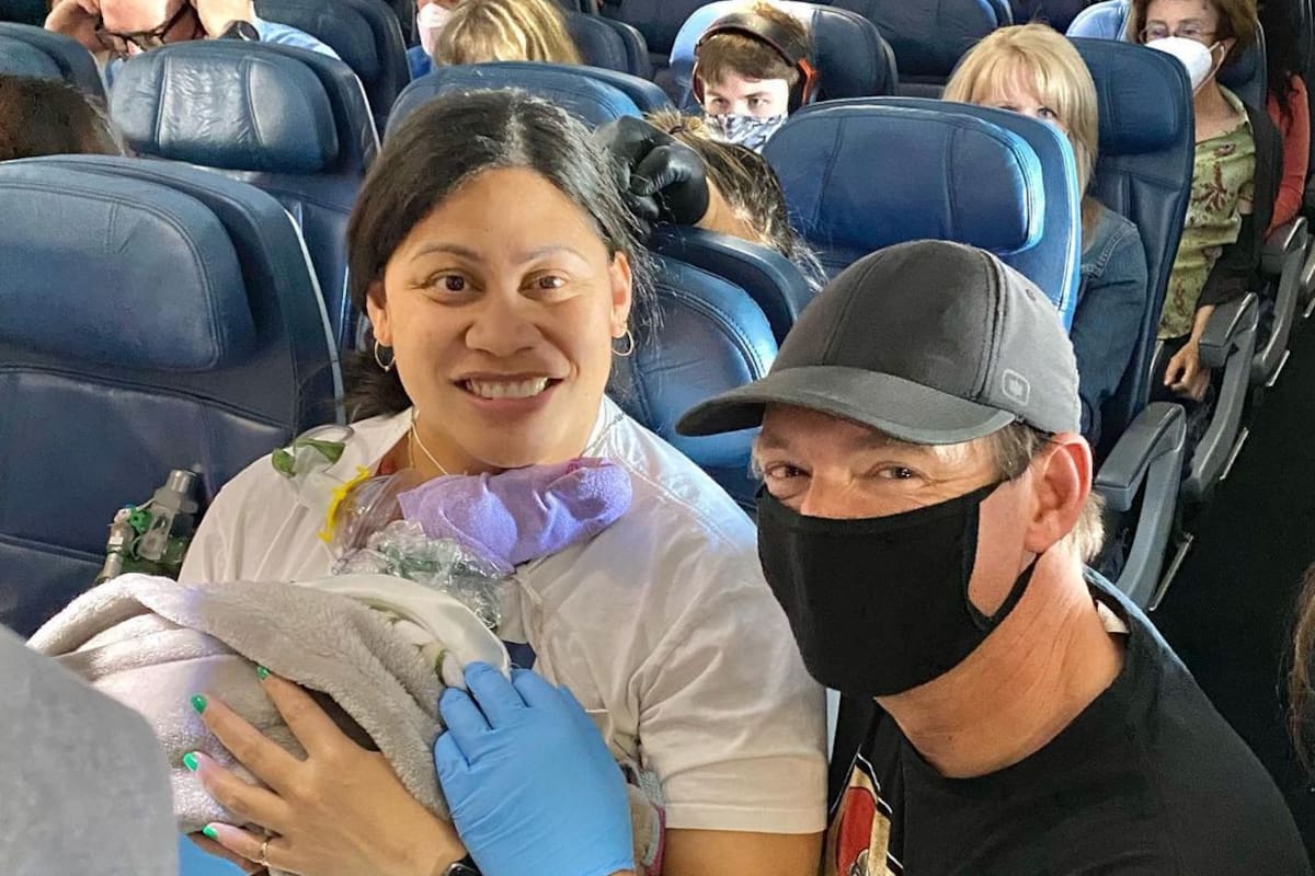 Lavinia Mounga junto al doctor Dale Glenn, que casualmente viajaba a bordo del mismo avión y la ayudó a dar a luz a su bebé