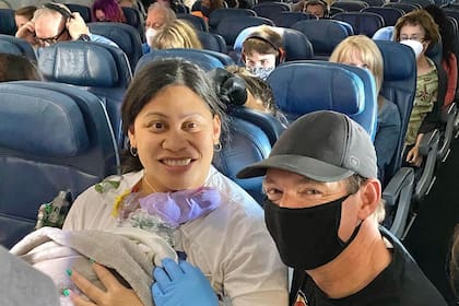 Lavinia Mounga junto al doctor Dale Glenn, que casualmente viajaba a bordo del mismo avión y la ayudó a dar a luz a su bebé