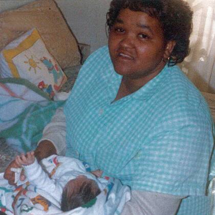 Lavona Solomon fotografiada en su casa con la recién nacida Miché