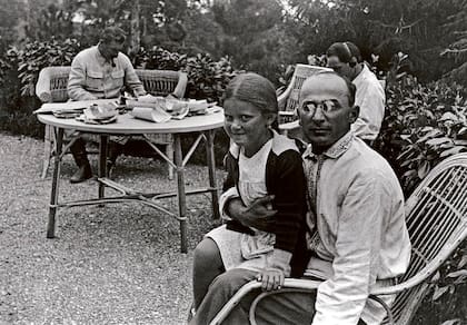 Lavrenti Beria, jefe de la policía secreta soviética y uno de los hombres más temidos del régimen, junto a Svetlana; detrás, Iósif Stalin, 1931