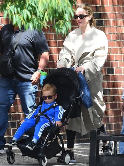 Lawrence con su hijo Cy Maroney en un parque de Nueva York